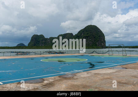 Terrain de soccer sur village flottant de Koh Panyee Banque D'Images