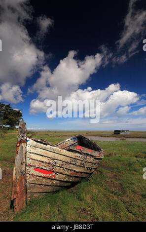 Vieux bateau en bois à Burnham Deepdale sur la côte nord du comté de Norfolk. Banque D'Images