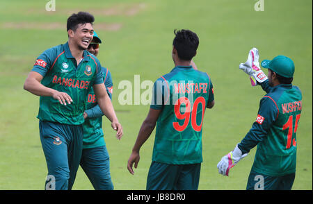 Taskin du Bangladesh Ahmed (à gauche) célèbre après avoir pris le guichet des Néo-Zélandais de Ross Taylor au cours de l'ICC Champions trophy, Groupe un match à Sophia Gardens, Cardiff. Banque D'Images