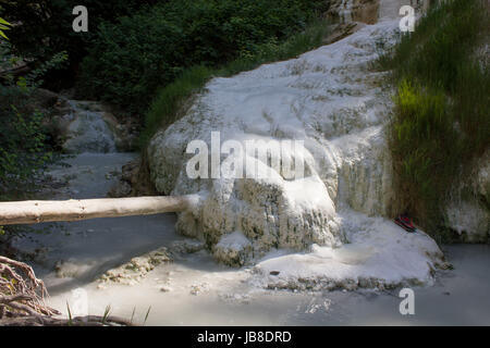 BAGNI SAN FILIPPO, ITALIE - 2 juin 2017 : Bagni San Filippo hot springs et rock formation dans la région toscane de l'Italie Banque D'Images