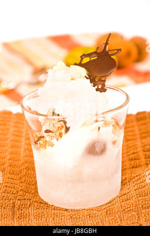 Baiser-Eis-Dessert mit Schokolade im Gls Banque D'Images