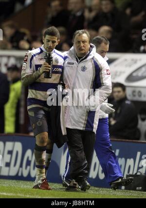 NEIL WARNOCK & Adel Taarabt QUEENS PARK RANGERS V BURNLEY TURF MOOR BURNLEY ANGLETERRE 15 Janvier 2011 Banque D'Images