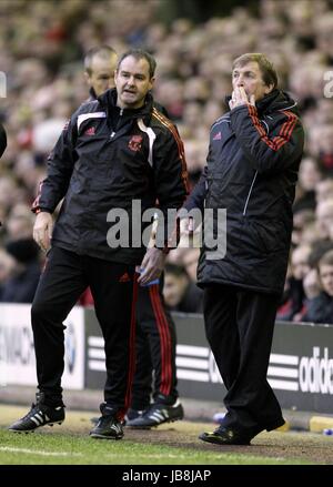 STEVE CLARKE Kenny Dalglish MANAGER DU LIVERPOOL FC LIVERPOOL FC C MANAGER & COACH ANFIELD LIVERPOOL ANGLETERRE 16 Janvier 2011 Banque D'Images