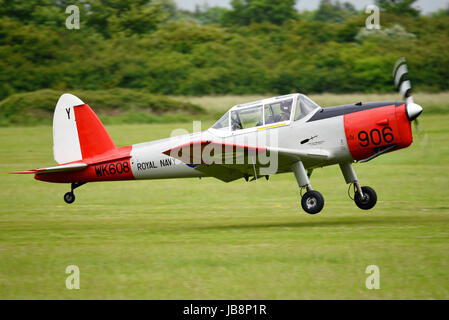 De Havilland Canada DHC-1 Chipmunk T.10 WK608 lors d'un spectacle aérien à l'aérodrome de Shuttleworth Banque D'Images