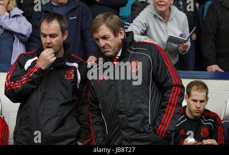 KENNY DALGLISH MANAGER DU LIVERPOOL FC STEVE CLARKE C LIVERPOOL FC MANAGER & COACH THE HAWTHORNS WEST BROMWICH ANGLETERRE 02 avril 2 Banque D'Images