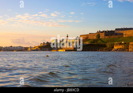 Plymouth Hoe, Smeaton's Tower, la Citadelle vu de la mer à l'océan un golden sunset Banque D'Images