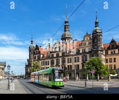 Tramway en face de du château de Dresde (Dresdner Residenzschloss), Dresde, Saxe, Allemagne Banque D'Images