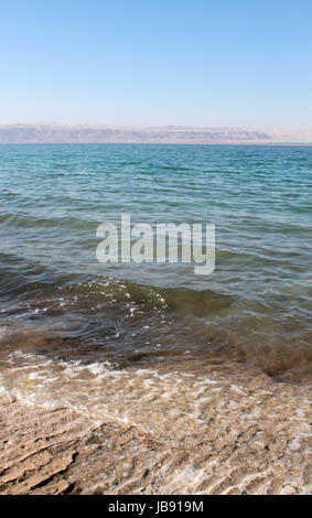 Le littoral de la Mer Morte, avec des cristaux de sel et les formations dans le sable. La Jordanie Banque D'Images