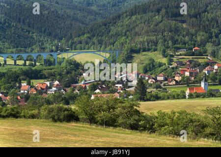 Le village de Dolni Loucky en République tchèque. Pont ferroviaire sur une petite ville Banque D'Images