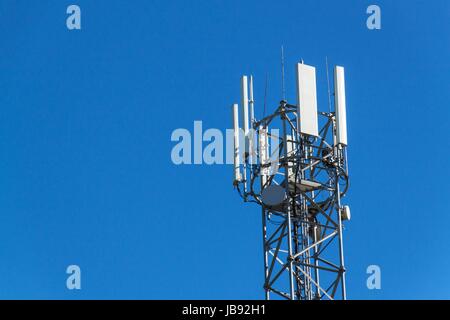 La technologie sur le dessus de la télécommunication GSM. Mâts pour signal de téléphone mobile. Tower avec les antennes de communication cellulaire sur l'arrière-plan de Banque D'Images