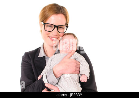 Erwachsene und Geschäftsfrau Frau trägt und hält Hemd Veste einen lachend Säugling auf dem Arm, freigestellt Hintergrund weißem vor.