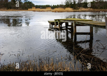 Ancienne jetée en bois à briser la glace d'un lac suédois Banque D'Images