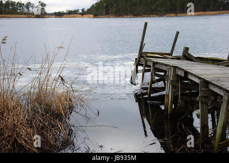 Ancienne jetée en bois cassée à briser la glace d'un lac suédois Banque D'Images