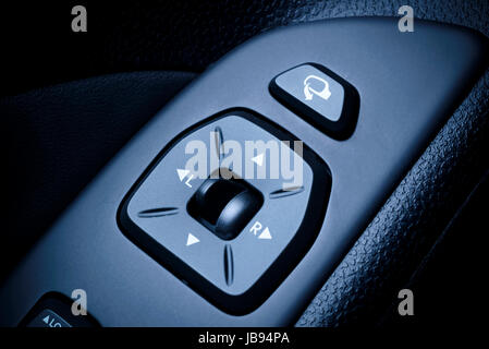 Voiture, vehical électrique extérieur visible de l'intérieur avec des commutateurs et des miroirs de l'interrupteur de verrouillage global intérieur contemporain, dans les véhicules modernes. Banque D'Images