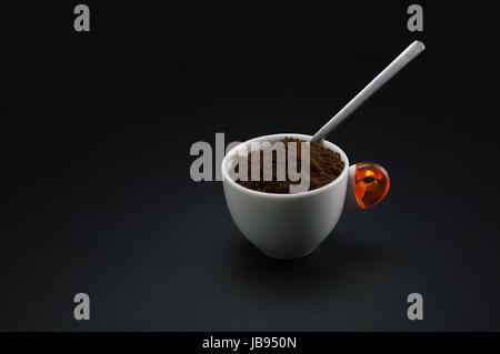 Tasse de café avec du café sur fond noir Banque D'Images