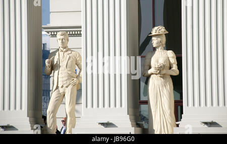 Skopje, Macédoine - janvier 23, 2013:Statues d'un homme et femme sur un bâtiment nouvellement ouvert de Macédoine Ministère des affaires étrangères en capitale Skopje,imag Banque D'Images