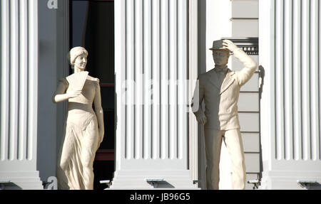 Skopje, Macédoine - janvier 23, 2013:Statues d'un homme et femme sur un bâtiment nouvellement ouvert de Macédoine Ministère des affaires étrangères en capitale Skopje,imag Banque D'Images