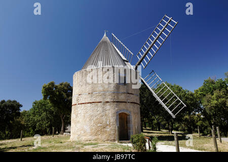 Grimaud, Moulin de la Gardiolle, Moulin St Roch, Windmühle aus dem 17. Jahrhundert, Côte d'Azur, Provence - Grimaud, 17e siècle Saint Roch's windmill (Moulin de la Gardiolle, Moulin St Roch), Côte d'Azur, France, Europe du Sud Banque D'Images