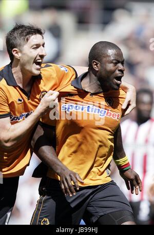 STEPEHN WARD & GEORGE ELOKOBI SUNDERLAND WOLVERHAMPTON STADIUM OF LIGHT WAN SUNDERLAND ENGLAND 14 Mai 2011 Banque D'Images