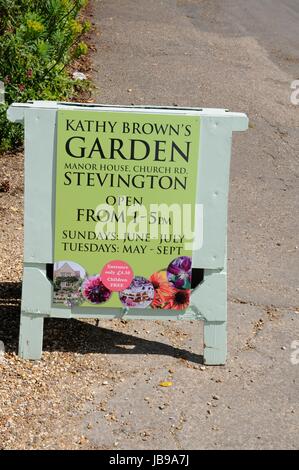 Signer pour Kathy Brown's Garden, Stevington, Bedfordshire Banque D'Images