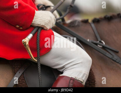 Gros plan d'un huntsman à cheval rose et de la récolte .. Et tricoté des gants de wollen. Bicester et Whaddon Hunt. Lendemain de Noël 2011 Banque D'Images