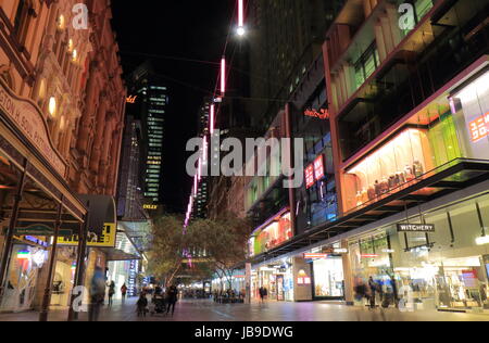 Personnes visitent Pitt Street shopping mall, au centre-ville de Sydney en Australie. Banque D'Images