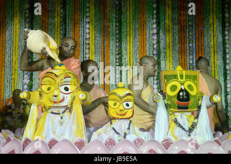 Kolkata, Inde. 09Th Juin, 2017. Association internationale pour la conscience de Krishna (ISKCON) prêtre et Sanyasi ou saint homme verser le lait, miel, fromage et de l'eau Thierry, Balabhadra sur Lord Jagannath, Balabhadra et Subhadra à l'occasion de Snan Yatra ou cérémonie de baignade avant leurs Ratha Yatra ou char Festival à Kolkata. Credit : Saikat Paul/Pacific Press/Alamy Live News Banque D'Images