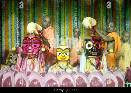 Kolkata, Inde. 09Th Juin, 2017. Association internationale pour la conscience de Krishna (ISKCON) prêtre et Sanyasi ou saint homme verser le lait, miel, fromage et de l'eau Thierry, Balabhadra sur Lord Jagannath, Balabhadra et Subhadra à l'occasion de Snan Yatra ou cérémonie de baignade avant leurs Ratha Yatra ou char Festival à Kolkata. Credit : Saikat Paul/Pacific Press/Alamy Live News Banque D'Images