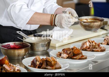 Préparer la viande sur la table dans la cuisine Banque D'Images