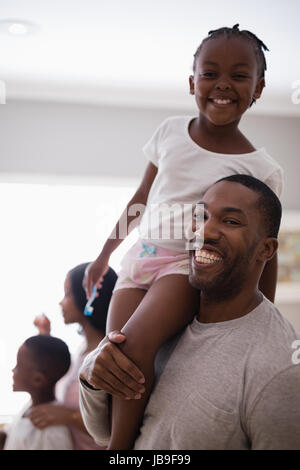 Portrait of happy father carrying transportant fille dans la salle de bains à la maison Banque D'Images