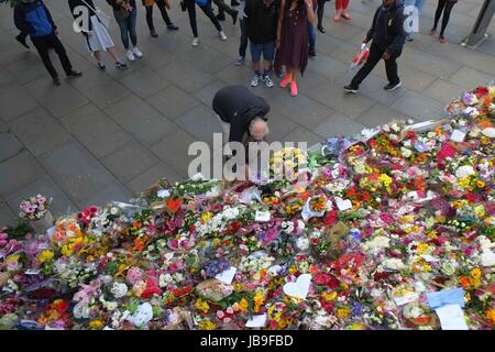 Londres, Royaume-Uni. 09Th Juin, 2017. Hommages à gauche du pont de Londres pour les victimes de l'attaque terroriste sur London Bridge et Borough Market, qui a tué huit personnes. État islamique ont revendiqué l'attaque. Les trois terroristes ont été tués par des policiers. Credit : Claire Doherty/Pacific Press/Alamy Live News Banque D'Images