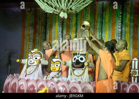 Kolkata, Inde. 09Th Juin, 2017. Association internationale pour la conscience de Krishna (ISKCON) prêtre et Sanyasi ou saint homme verser le lait, miel, fromage et de l'eau Thierry, Balabhadra sur Lord Jagannath, Balabhadra et Subhadra à l'occasion de Snan Yatra ou cérémonie de baignade avant leurs Ratha Yatra ou char Festival à Kolkata. Credit : Saikat Paul/Pacific Press/Alamy Live News Banque D'Images