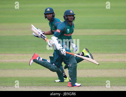 Le Bangladesh's Shakib Al Hasan (droite) et Mahmudullah au cours de l'ICC Champions trophy, Groupe un match à Sophia Gardens, Cardiff. Banque D'Images