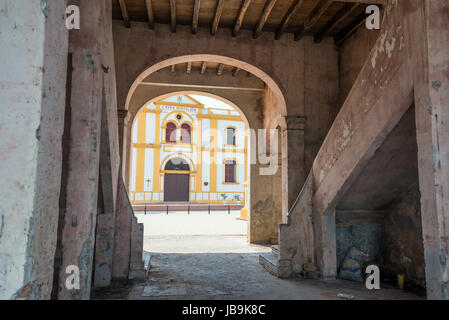 Vue de l'église sur la place centrale de Mompox, la Colombie comme vu du vieux marché Banque D'Images