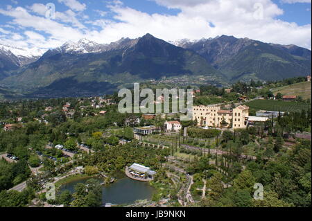 Blick aus der Vogelperspektive auf die Botanischen Gärten und Trauttmansdorff Schloss von Meran Südtirol en pièces détachées, im Hintergrund Dorf Tirol und die schneebedeckten der Gipfel Texelgruppe Vue depuis l'oeil de l'oiseau sur les jardins botaniques et les parties de Trauttmansdorff Merano dans le Tyrol du Sud, dans l'arrière-plan Tirolo et les sommets enneigés de la chaîne du Texel Banque D'Images