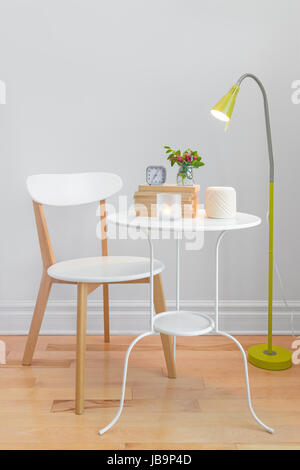 Décor élégant avec un mobilier moderne et lampadaire. Banque D'Images