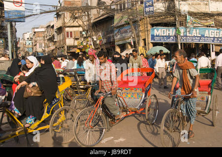 Scène de rue bondée dans Old Delhi, Inde. Banque D'Images