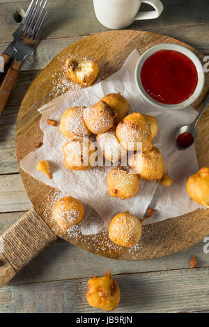 Gâteau au fromage frit maison mord avec du sucre en poudre Banque D'Images