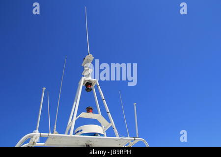 Saint-Tropez, Provence, France - 21 août 2016 : Radar et un équipement de navigation sur un traversier pour passagers en Méditerranée Banque D'Images