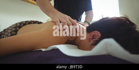 Man receiving shoulder massage de thérapeutes à spa Banque D'Images