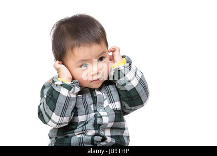 Bébé garçon asiatique toucher son oreille Banque D'Images