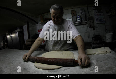 Baker à l'œuvre à son Bakey dans l'île espagnole de Majorque Banque D'Images