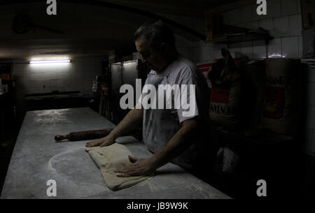 Baker à l'œuvre à son Bakey dans l'île espagnole de Majorque Banque D'Images