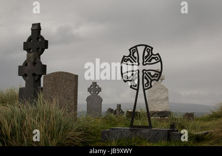 Croix celtique de pierres tombales dans le cimetière de l'église de st. caomhan sur inisheer, en Irlande. Banque D'Images