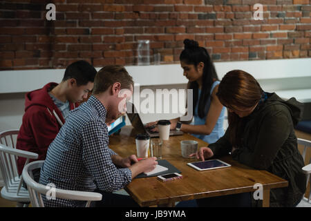 Les cadres attentifs working in office Banque D'Images