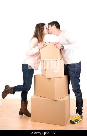 Heureux couple plus de cases dans nouvelle maison vacances Banque D'Images