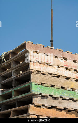 Palettes en bois de construction transportés sur un camion à plateau charger Banque D'Images