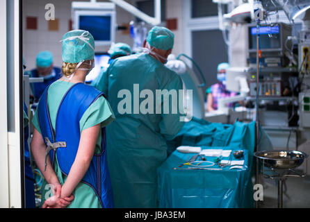 Équipe de chirurgien en uniforme d'effectuer l'opération sur un patient à la clinique de chirurgie cardiaque Banque D'Images