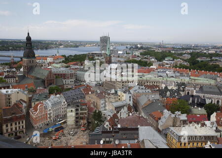 Die Altstadt mit der Vansu Bruecke und dem Fluss und dem Dom Daugava aus Sicht der Sozialistischen des Aussichtsterasse Hochhaus Akademie der Wissenschaften im Stadtteil peu Moscou à Riga, Lettonie Banque D'Images