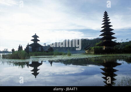 Der Tempel Ulum Pura Danu Bratan suis Voir im Norden von auf der Insel Bali Bali en Indonésie. Banque D'Images